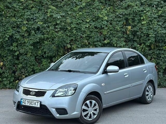 Сірий Кіа Ріо, об'ємом двигуна 1.4 л та пробігом 180 тис. км за 4299 $, фото 2 на Automoto.ua