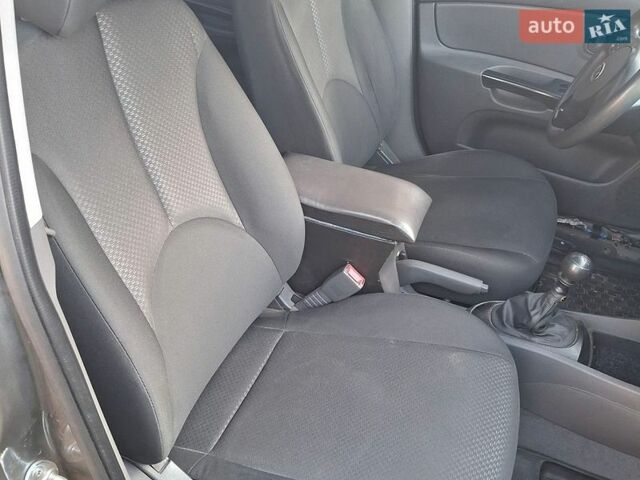 Серый Киа Рио, объемом двигателя 1.4 л и пробегом 70 тыс. км за 6200 $, фото 4 на Automoto.ua