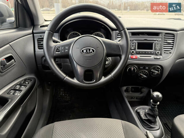 Серый Киа Рио, объемом двигателя 1.4 л и пробегом 172 тыс. км за 4950 $, фото 13 на Automoto.ua