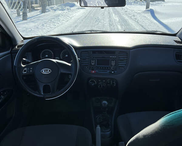 Серый Киа Рио, объемом двигателя 1.4 л и пробегом 196 тыс. км за 4500 $, фото 5 на Automoto.ua