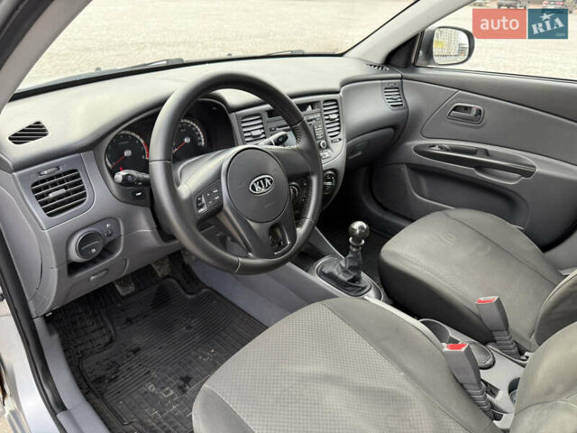 Серый Киа Рио, объемом двигателя 1.4 л и пробегом 172 тыс. км за 4950 $, фото 10 на Automoto.ua