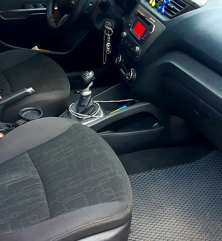 Серый Киа Рио, объемом двигателя 1.6 л и пробегом 153 тыс. км за 8000 $, фото 3 на Automoto.ua