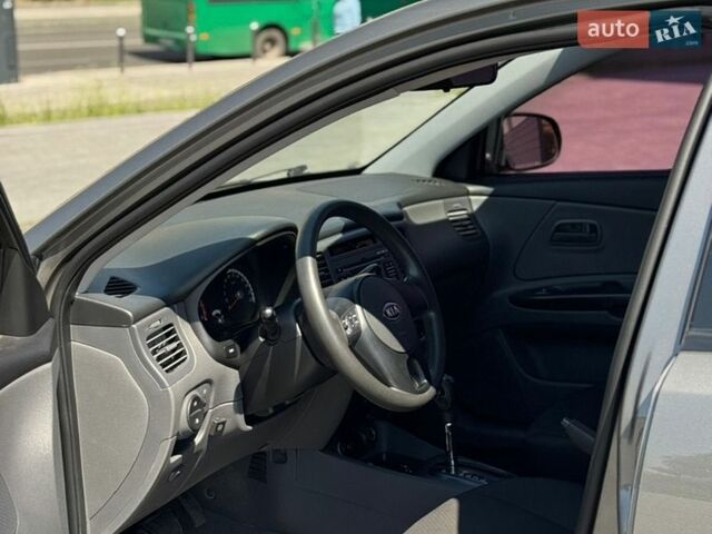 Серый Киа Рио, объемом двигателя 1.4 л и пробегом 135 тыс. км за 4999 $, фото 8 на Automoto.ua