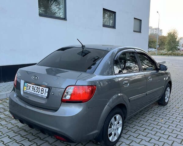 Сірий Кіа Ріо, об'ємом двигуна 1.4 л та пробігом 199 тис. км за 5400 $, фото 3 на Automoto.ua