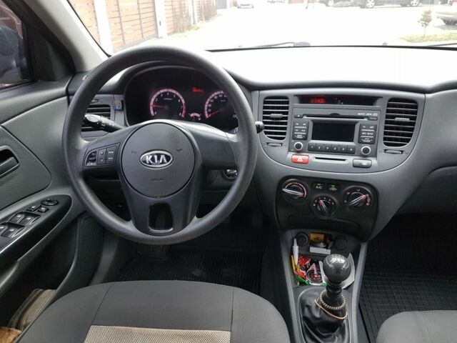 Серый Киа Рио, объемом двигателя 0 л и пробегом 184 тыс. км за 6371 $, фото 2 на Automoto.ua