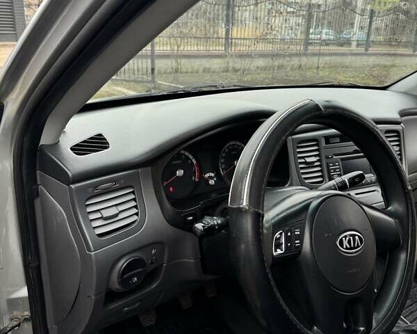 Сірий Кіа Ріо, об'ємом двигуна 1.4 л та пробігом 191 тис. км за 3400 $, фото 8 на Automoto.ua