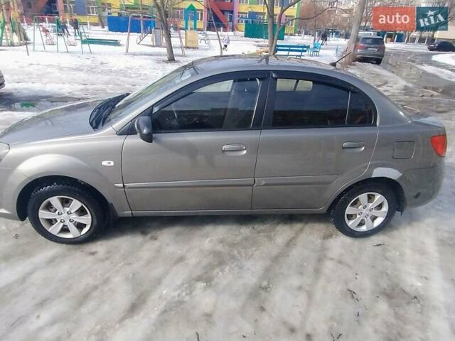 Серый Киа Рио, объемом двигателя 1.4 л и пробегом 271 тыс. км за 5000 $, фото 3 на Automoto.ua