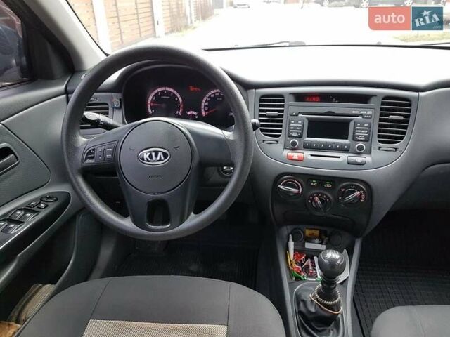 Серый Киа Рио, объемом двигателя 1.4 л и пробегом 183 тыс. км за 5900 $, фото 1 на Automoto.ua