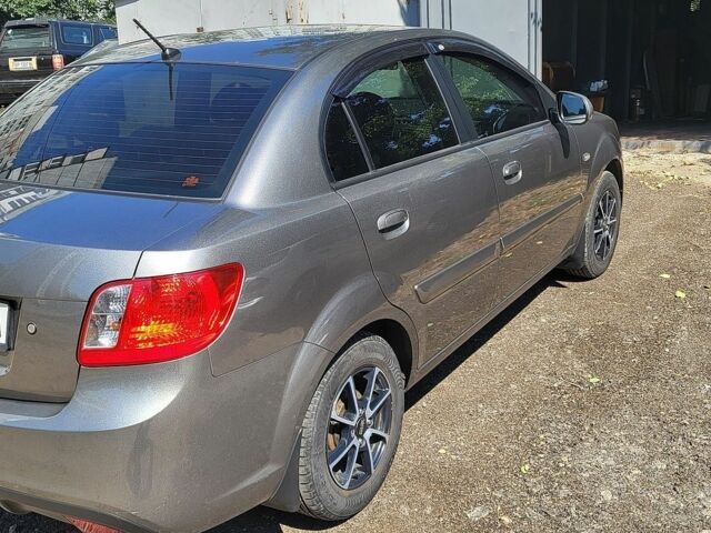 Серый Киа Рио, объемом двигателя 1.4 л и пробегом 90 тыс. км за 5000 $, фото 3 на Automoto.ua