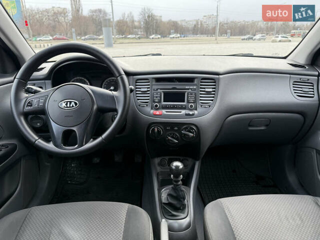 Серый Киа Рио, объемом двигателя 1.4 л и пробегом 172 тыс. км за 4950 $, фото 12 на Automoto.ua