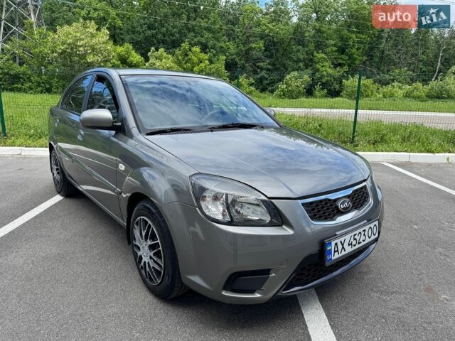 Сірий Кіа Ріо, об'ємом двигуна 1.4 л та пробігом 195 тис. км за 5250 $, фото 2 на Automoto.ua