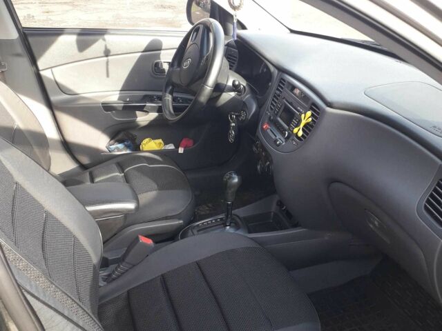 Серый Киа Рио, объемом двигателя 1.4 л и пробегом 153 тыс. км за 5500 $, фото 6 на Automoto.ua