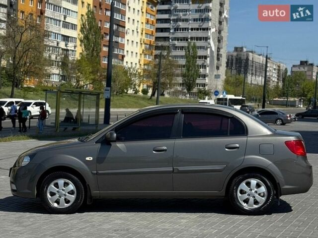 Серый Киа Рио, объемом двигателя 1.4 л и пробегом 135 тыс. км за 4999 $, фото 1 на Automoto.ua