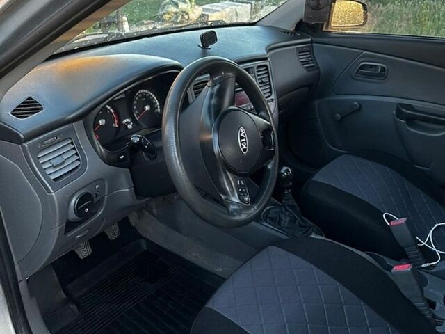 Сірий Кіа Ріо, об'ємом двигуна 1.4 л та пробігом 245 тис. км за 4000 $, фото 11 на Automoto.ua