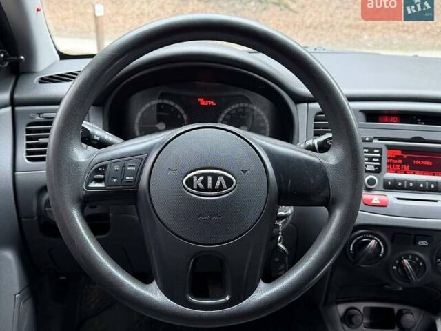 Серый Киа Рио, объемом двигателя 1.4 л и пробегом 89 тыс. км за 4200 $, фото 13 на Automoto.ua