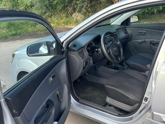 Серый Киа Рио, объемом двигателя 1.4 л и пробегом 89 тыс. км за 4300 $, фото 4 на Automoto.ua