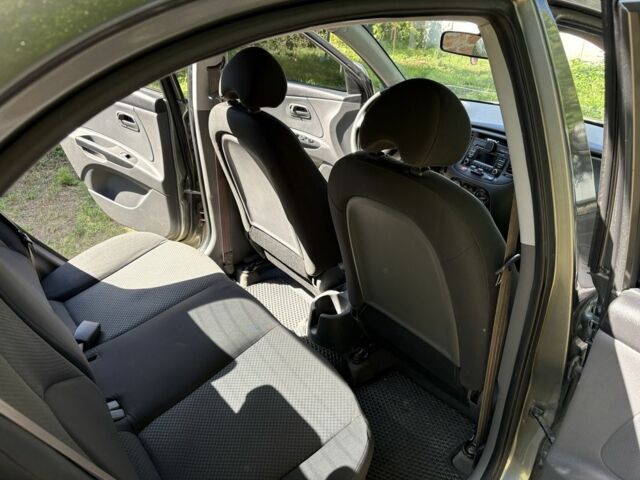 Серый Киа Рио, объемом двигателя 1.4 л и пробегом 167 тыс. км за 5500 $, фото 3 на Automoto.ua