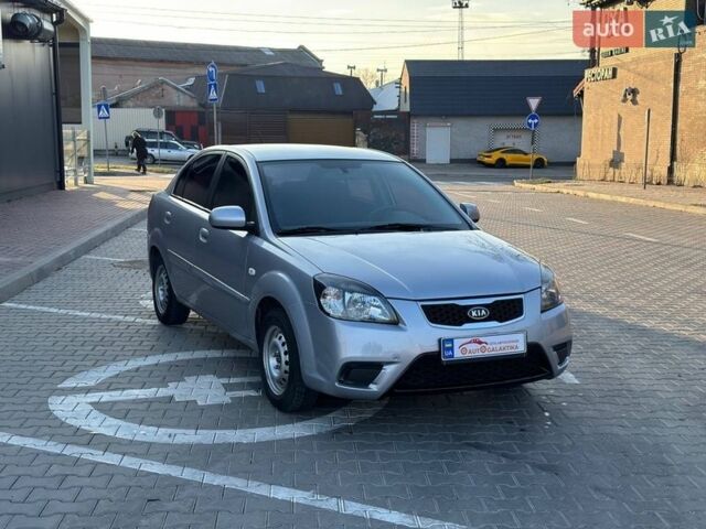 Сірий Кіа Ріо, об'ємом двигуна 1.4 л та пробігом 300 тис. км за 5500 $, фото 5 на Automoto.ua