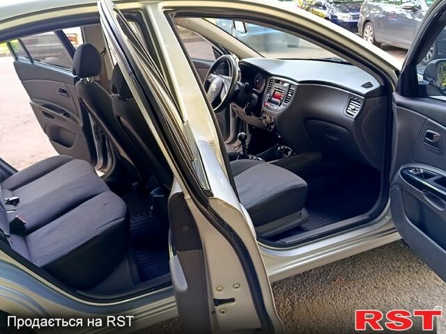 Сірий Кіа Ріо, об'ємом двигуна 1.4 л та пробігом 154 тис. км за 5500 $, фото 8 на Automoto.ua