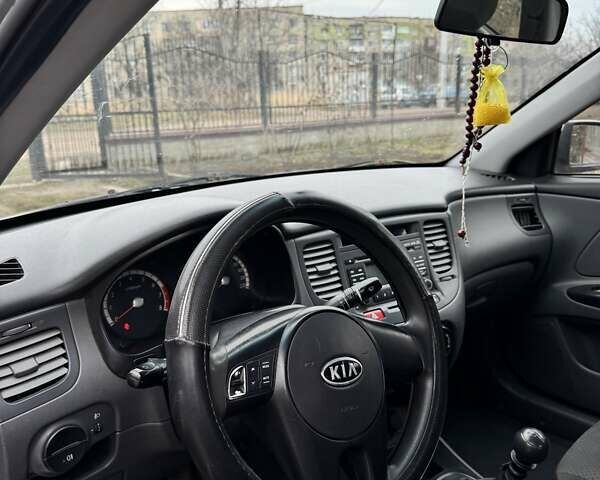 Сірий Кіа Ріо, об'ємом двигуна 1.4 л та пробігом 191 тис. км за 3400 $, фото 4 на Automoto.ua