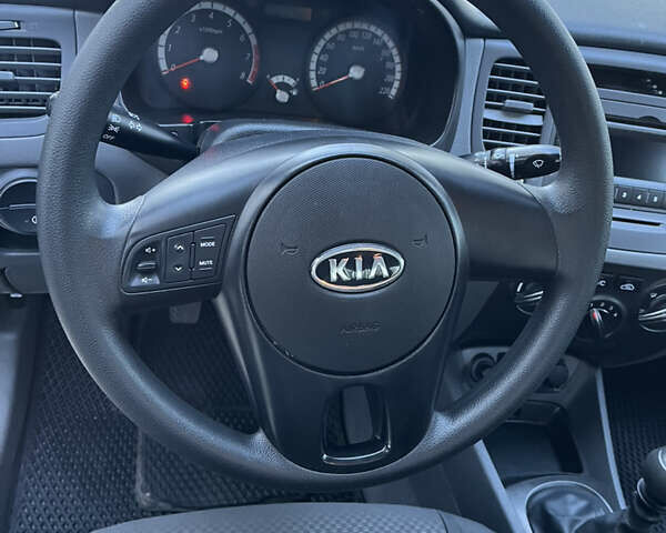 Сірий Кіа Ріо, об'ємом двигуна 1.4 л та пробігом 199 тис. км за 5400 $, фото 18 на Automoto.ua
