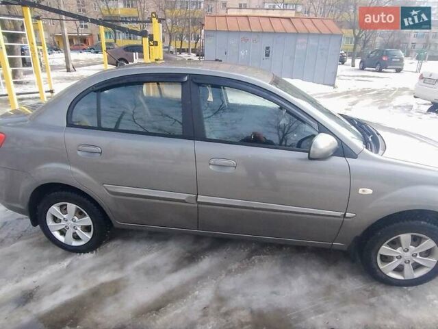 Серый Киа Рио, объемом двигателя 1.4 л и пробегом 271 тыс. км за 5000 $, фото 4 на Automoto.ua