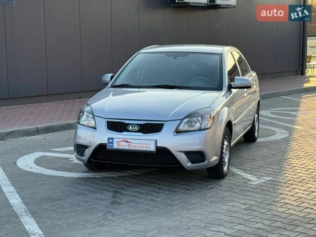 Сірий Кіа Ріо, об'ємом двигуна 1.4 л та пробігом 300 тис. км за 5500 $, фото 2 на Automoto.ua