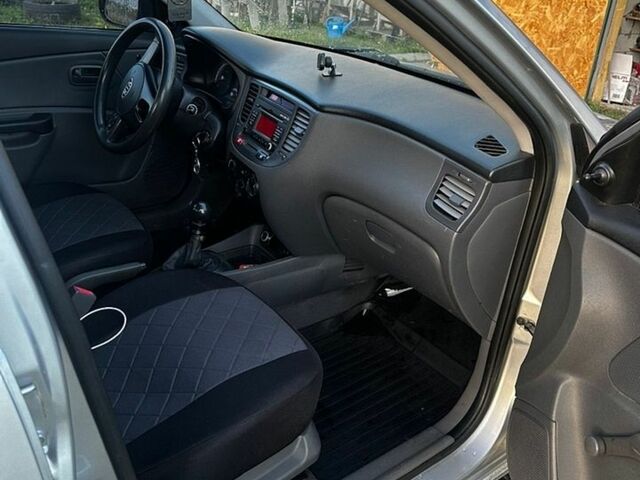 Сірий Кіа Ріо, об'ємом двигуна 1.4 л та пробігом 245 тис. км за 4000 $, фото 8 на Automoto.ua