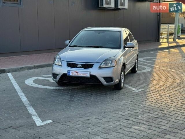 Сірий Кіа Ріо, об'ємом двигуна 1.4 л та пробігом 300 тис. км за 5500 $, фото 1 на Automoto.ua