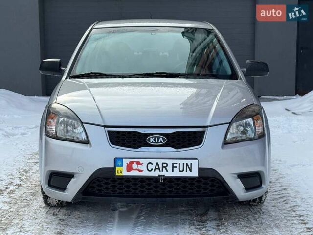 Серый Киа Рио, объемом двигателя 1.4 л и пробегом 89 тыс. км за 4900 $, фото 1 на Automoto.ua