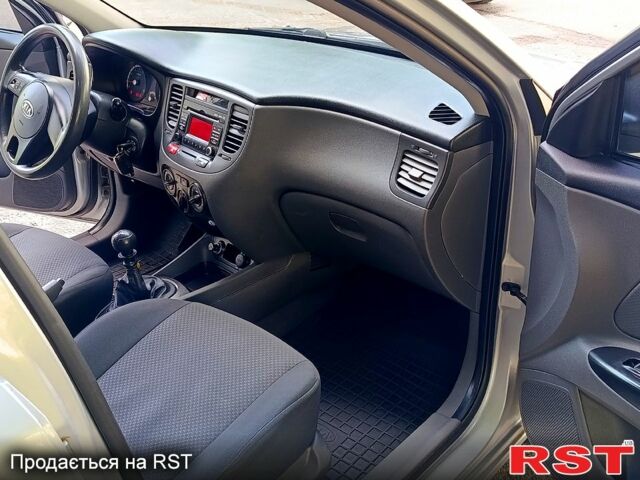 Сірий Кіа Ріо, об'ємом двигуна 1.4 л та пробігом 154 тис. км за 5500 $, фото 9 на Automoto.ua
