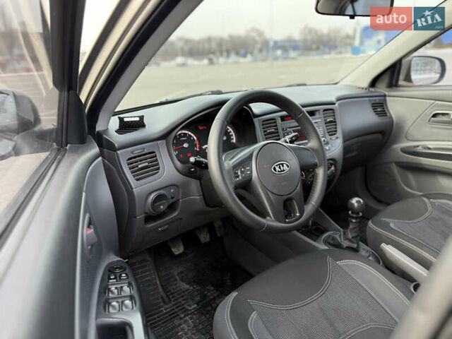 Серый Киа Рио, объемом двигателя 1.4 л и пробегом 180 тыс. км за 4699 $, фото 6 на Automoto.ua