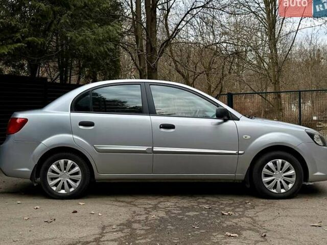 Серый Киа Рио, объемом двигателя 1.4 л и пробегом 89 тыс. км за 4200 $, фото 2 на Automoto.ua
