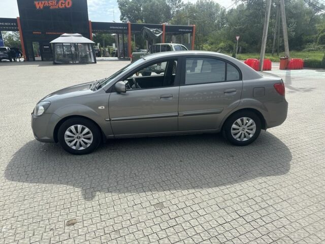 Сірий Кіа Ріо, об'ємом двигуна 1.4 л та пробігом 380 тис. км за 4510 $, фото 1 на Automoto.ua