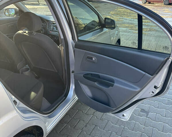 Серый Киа Рио, объемом двигателя 1.4 л и пробегом 138 тыс. км за 6000 $, фото 12 на Automoto.ua