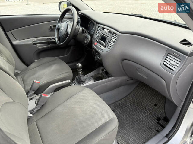 Серый Киа Рио, объемом двигателя 1.4 л и пробегом 172 тыс. км за 4950 $, фото 11 на Automoto.ua