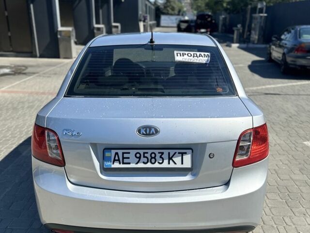 Серый Киа Рио, объемом двигателя 1.4 л и пробегом 180 тыс. км за 4211 $, фото 2 на Automoto.ua