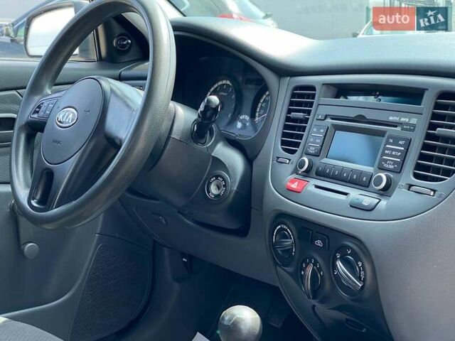 Серый Киа Рио, объемом двигателя 1.4 л и пробегом 80 тыс. км за 5000 $, фото 14 на Automoto.ua