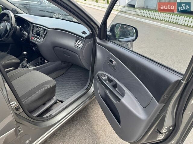 Серый Киа Рио, объемом двигателя 1.4 л и пробегом 195 тыс. км за 5250 $, фото 9 на Automoto.ua