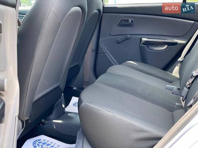 Серый Киа Рио, объемом двигателя 1.4 л и пробегом 80 тыс. км за 5000 $, фото 11 на Automoto.ua