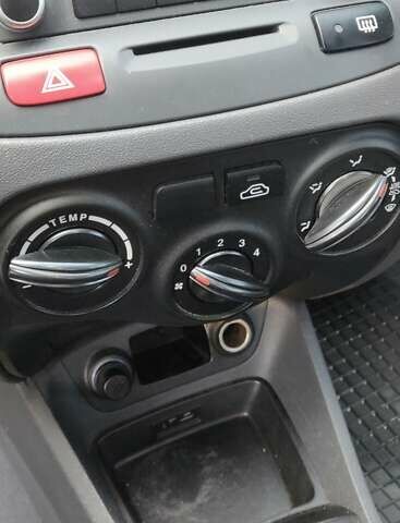 Сірий Кіа Ріо, об'ємом двигуна 1.4 л та пробігом 147 тис. км за 5500 $, фото 7 на Automoto.ua