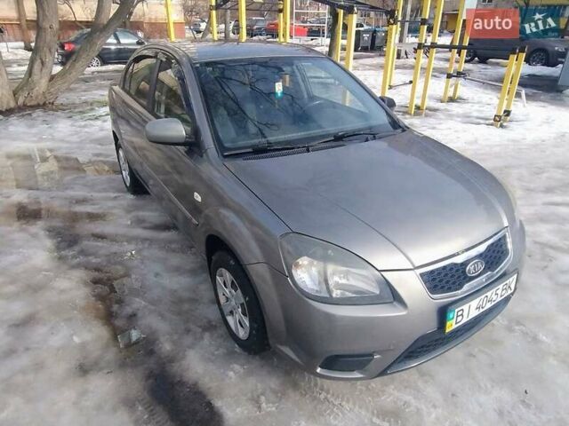Серый Киа Рио, объемом двигателя 1.4 л и пробегом 271 тыс. км за 5000 $, фото 2 на Automoto.ua