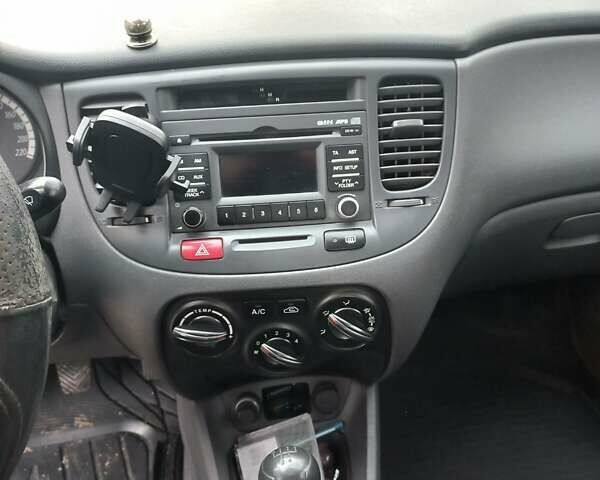 Серый Киа Рио, объемом двигателя 1.4 л и пробегом 197 тыс. км за 6300 $, фото 3 на Automoto.ua