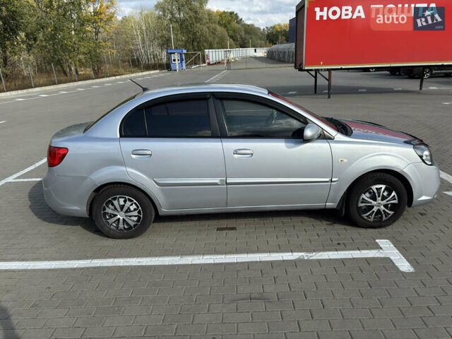 Серый Киа Рио, объемом двигателя 1.4 л и пробегом 167 тыс. км за 5100 $, фото 2 на Automoto.ua