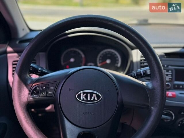 Серый Киа Рио, объемом двигателя 1.4 л и пробегом 135 тыс. км за 4999 $, фото 11 на Automoto.ua