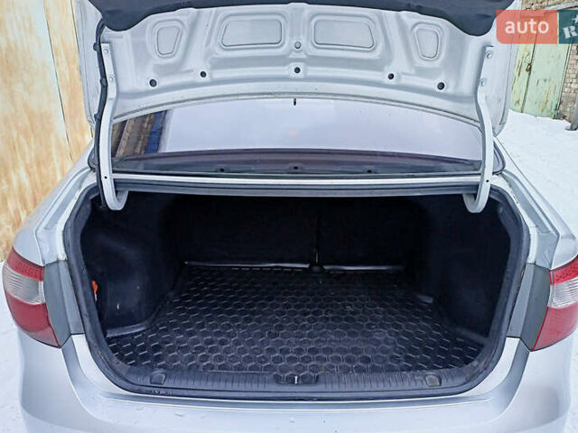 Серый Киа Рио, объемом двигателя 1.6 л и пробегом 180 тыс. км за 8000 $, фото 4 на Automoto.ua