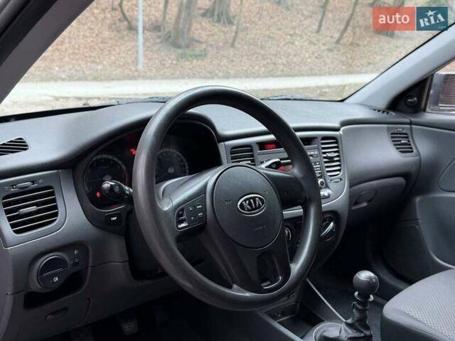 Серый Киа Рио, объемом двигателя 1.4 л и пробегом 89 тыс. км за 4200 $, фото 8 на Automoto.ua