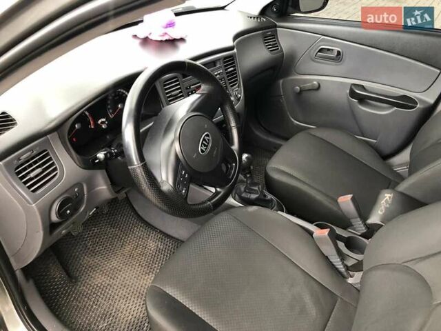 Серый Киа Рио, объемом двигателя 1.4 л и пробегом 120 тыс. км за 4999 $, фото 1 на Automoto.ua