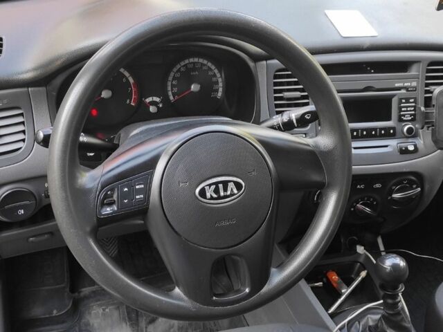 Сірий Кіа Ріо, об'ємом двигуна 1.4 л та пробігом 220 тис. км за 4800 $, фото 3 на Automoto.ua