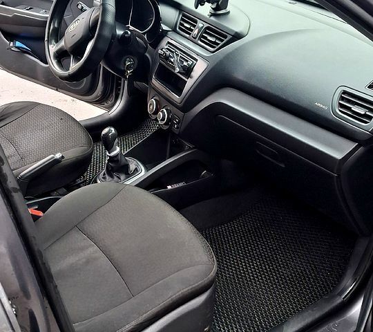 Серый Киа Рио, объемом двигателя 1.4 л и пробегом 243 тыс. км за 5700 $, фото 7 на Automoto.ua